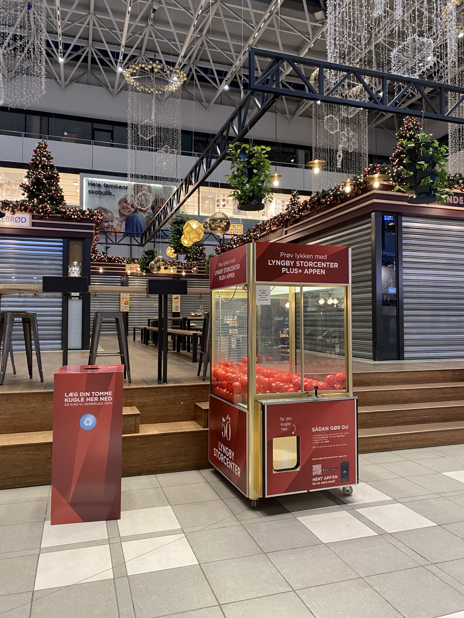 Foils created for grabber in Lyngby Storcenter. Bin design to discard used balls.